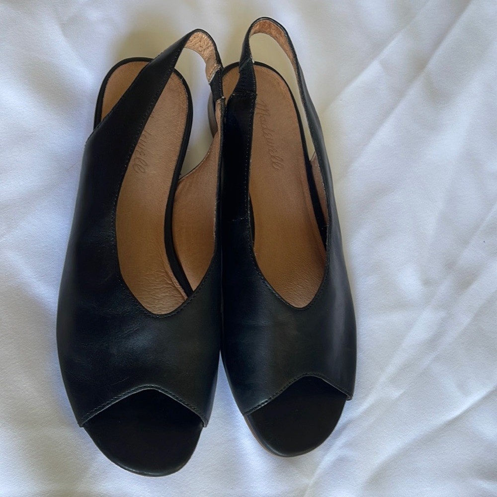 Gently worn Madewell sling back black leather sandals. Size 9